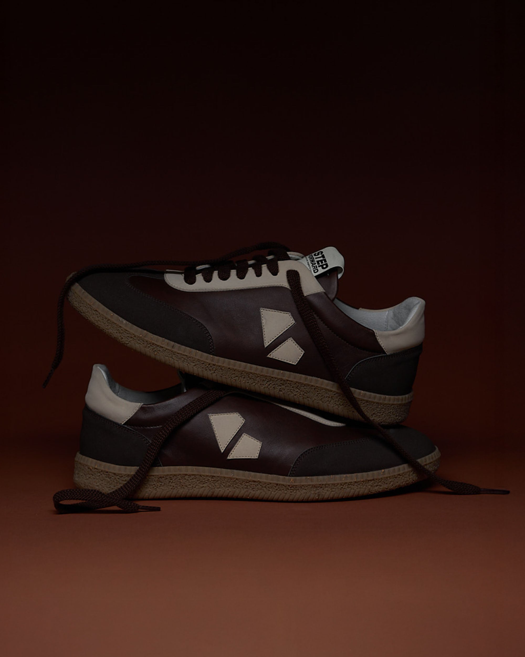 Brava Sneakers Chocolate - side view