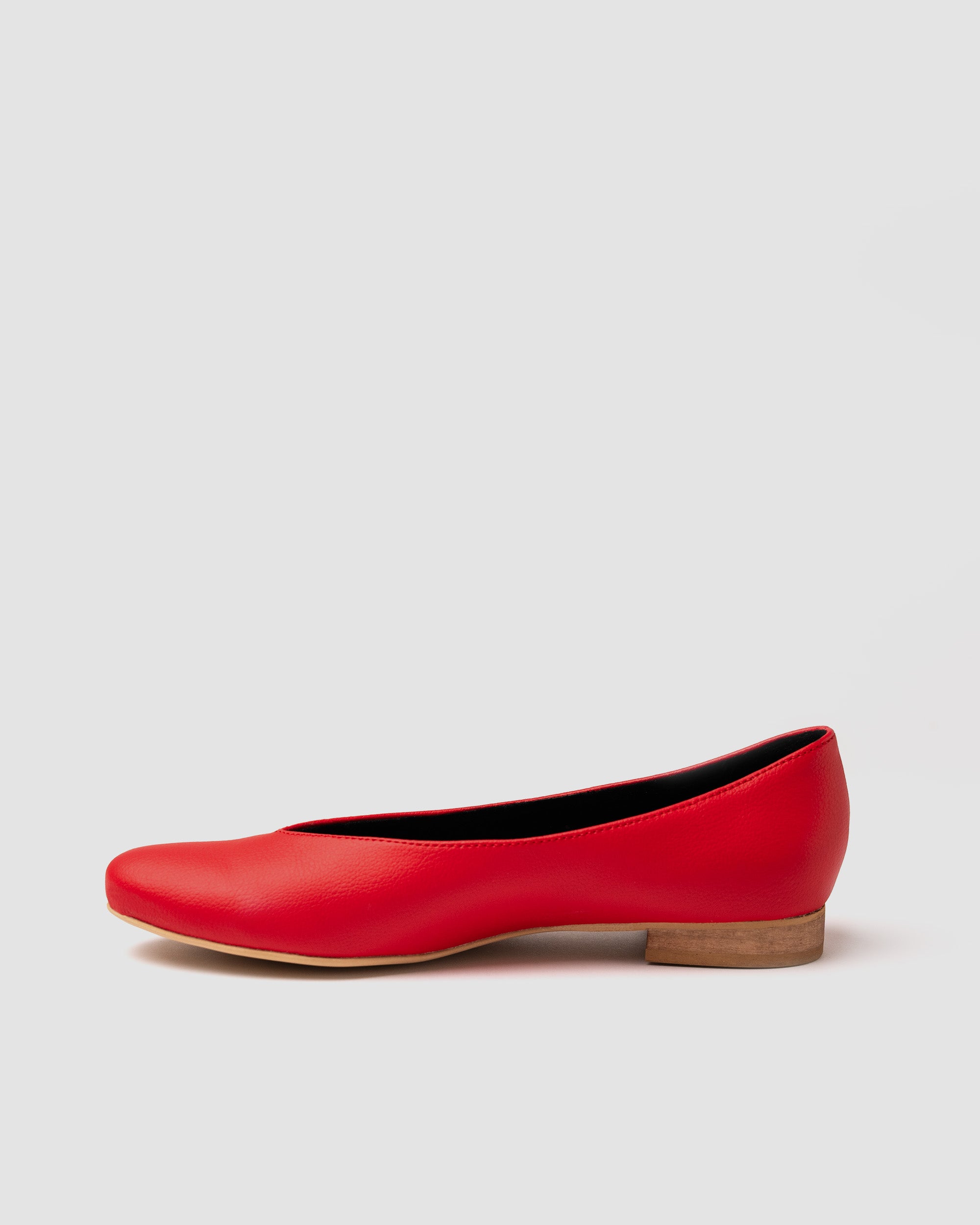 BOHEMA Pumps Red - red women's ballet flats made from grape plant leather
