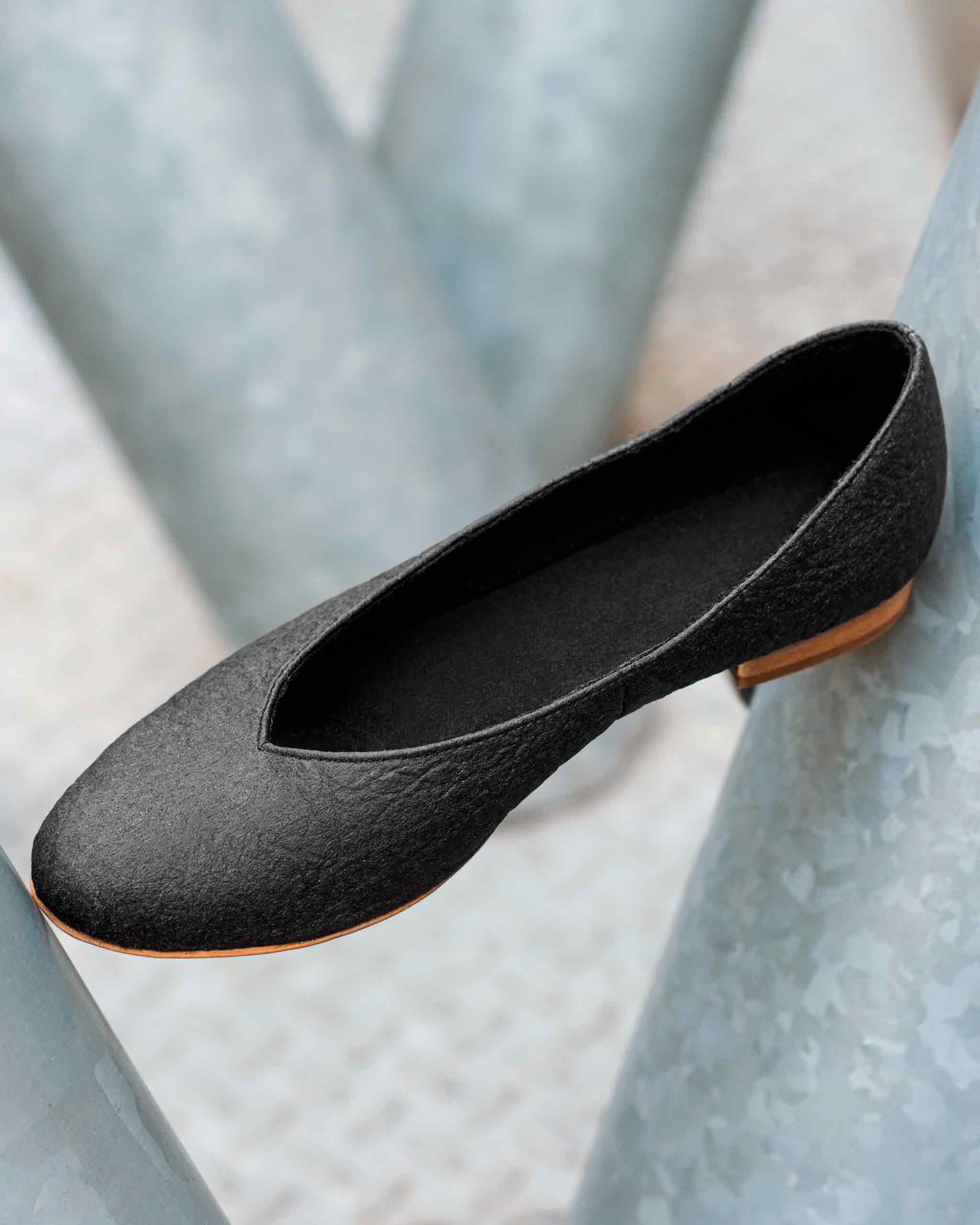 BOHEMA Pumps in black - side view of women's ballet flats