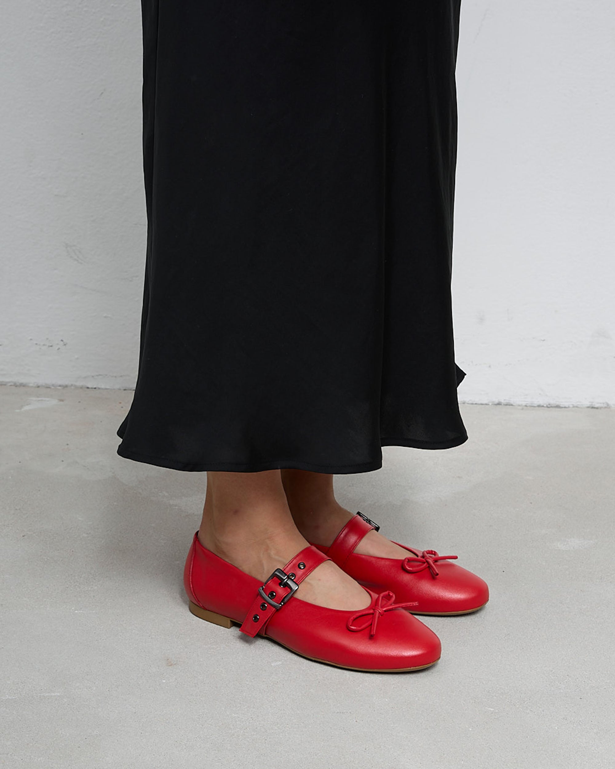 BOHEMA Mara Pumps in red - side view of women's ballet flats with strap
