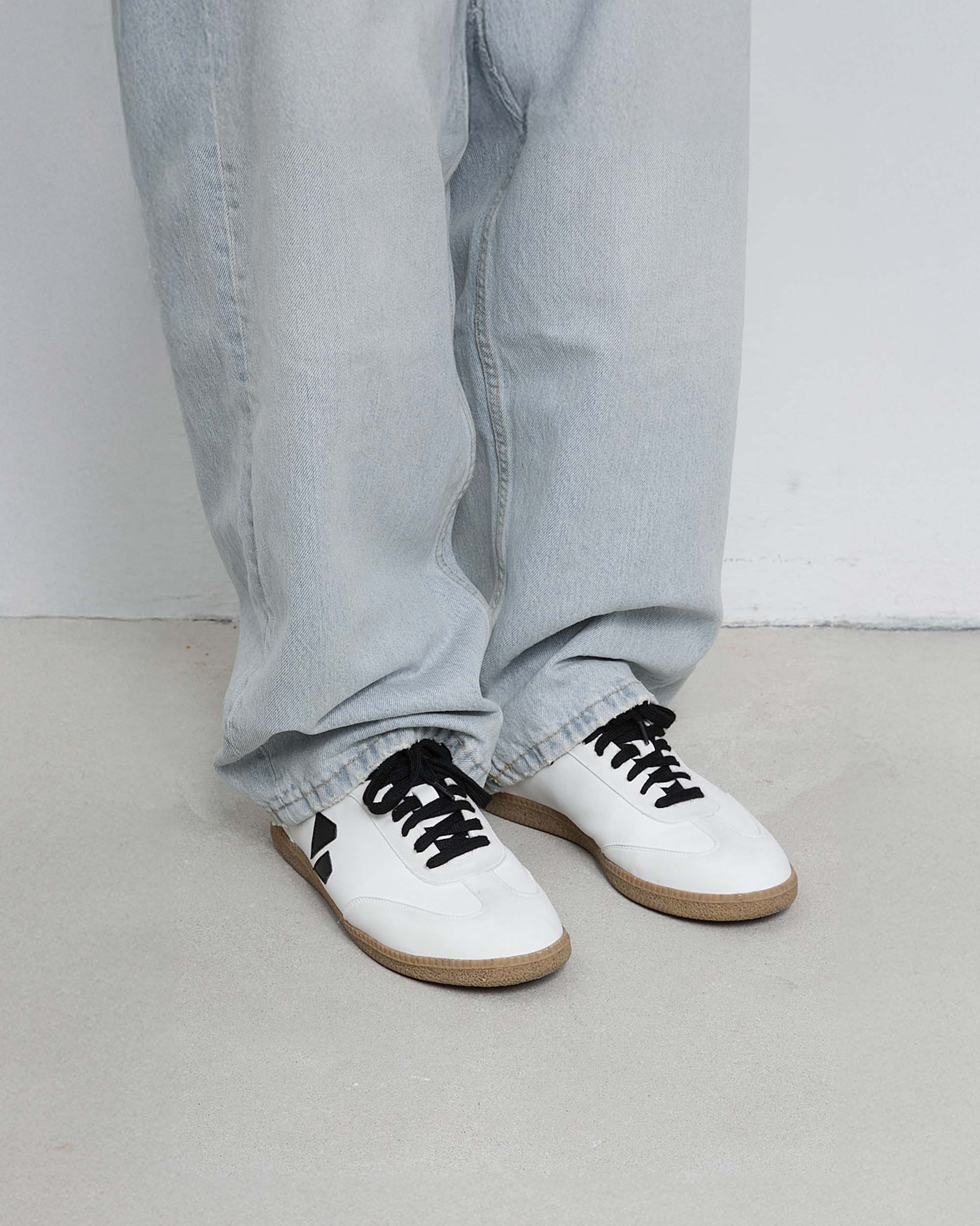 BOHEMA Brava Sneakers in white and black - side view of men's sneakers