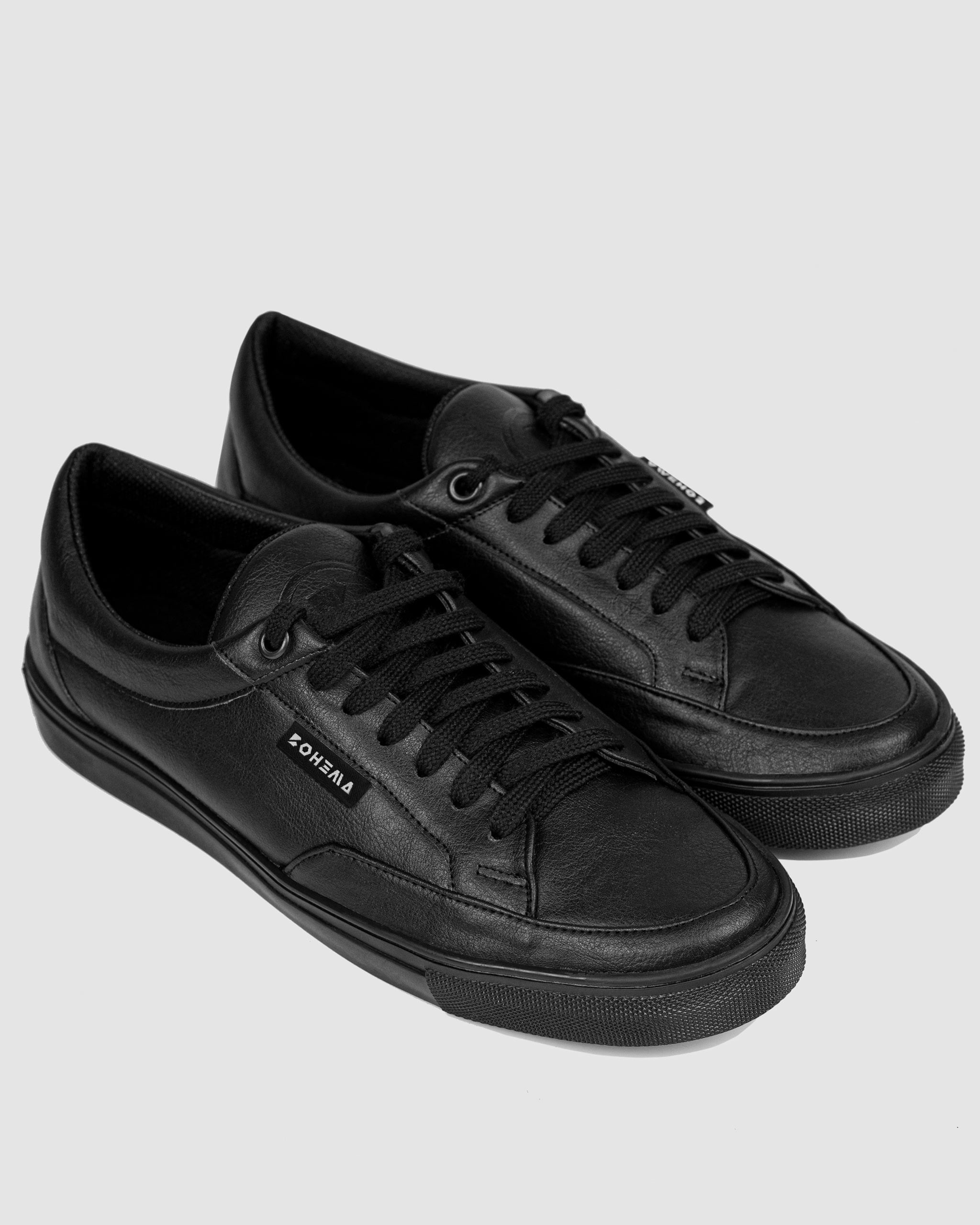 BOHEMA Awake Sneakers in black - side view of men's sneakers