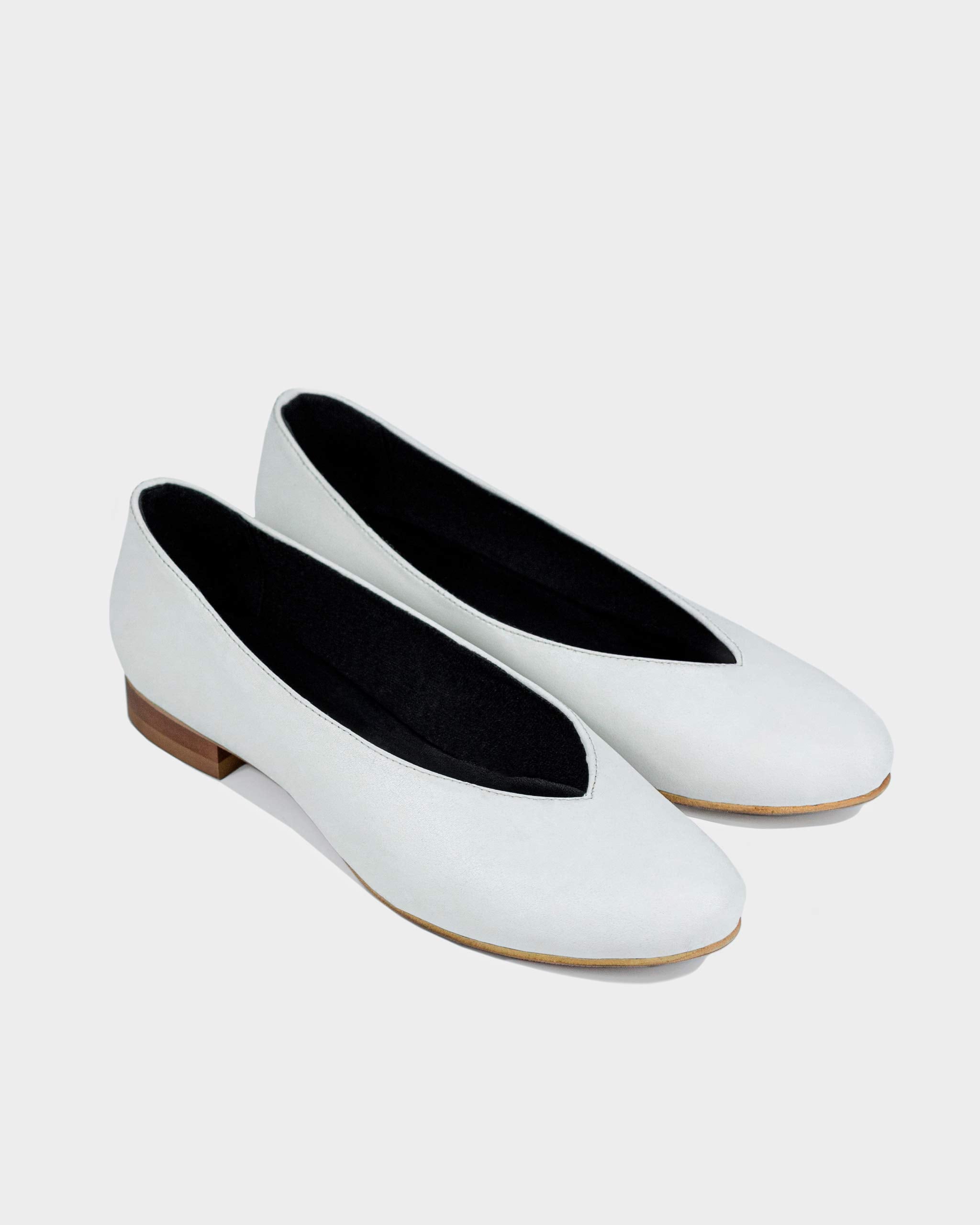 BOHEMA Pumps in white - side view of women's ballet flats