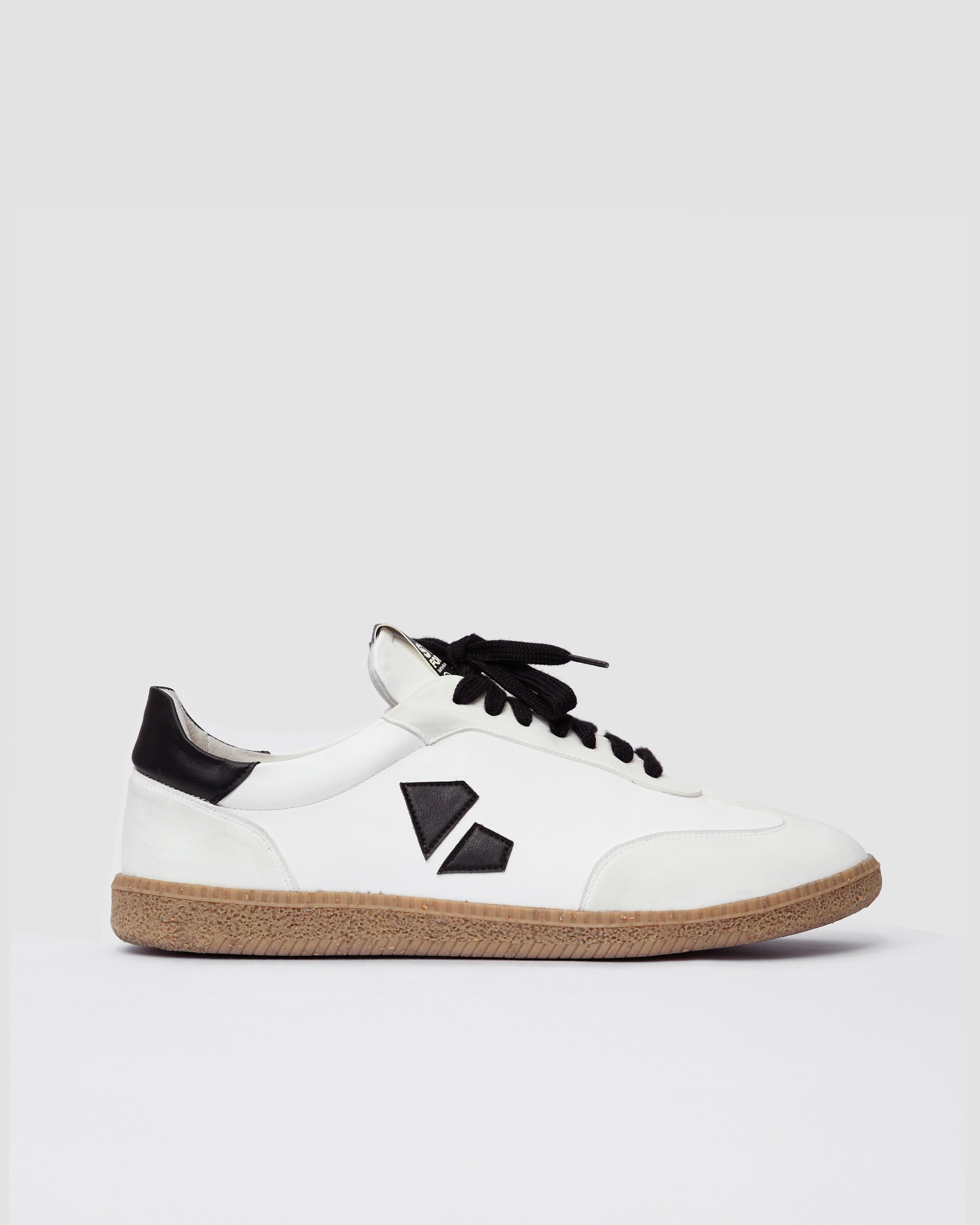 BOHEMA Brava Sneakers in white and black - texture close-up of women's sneakers