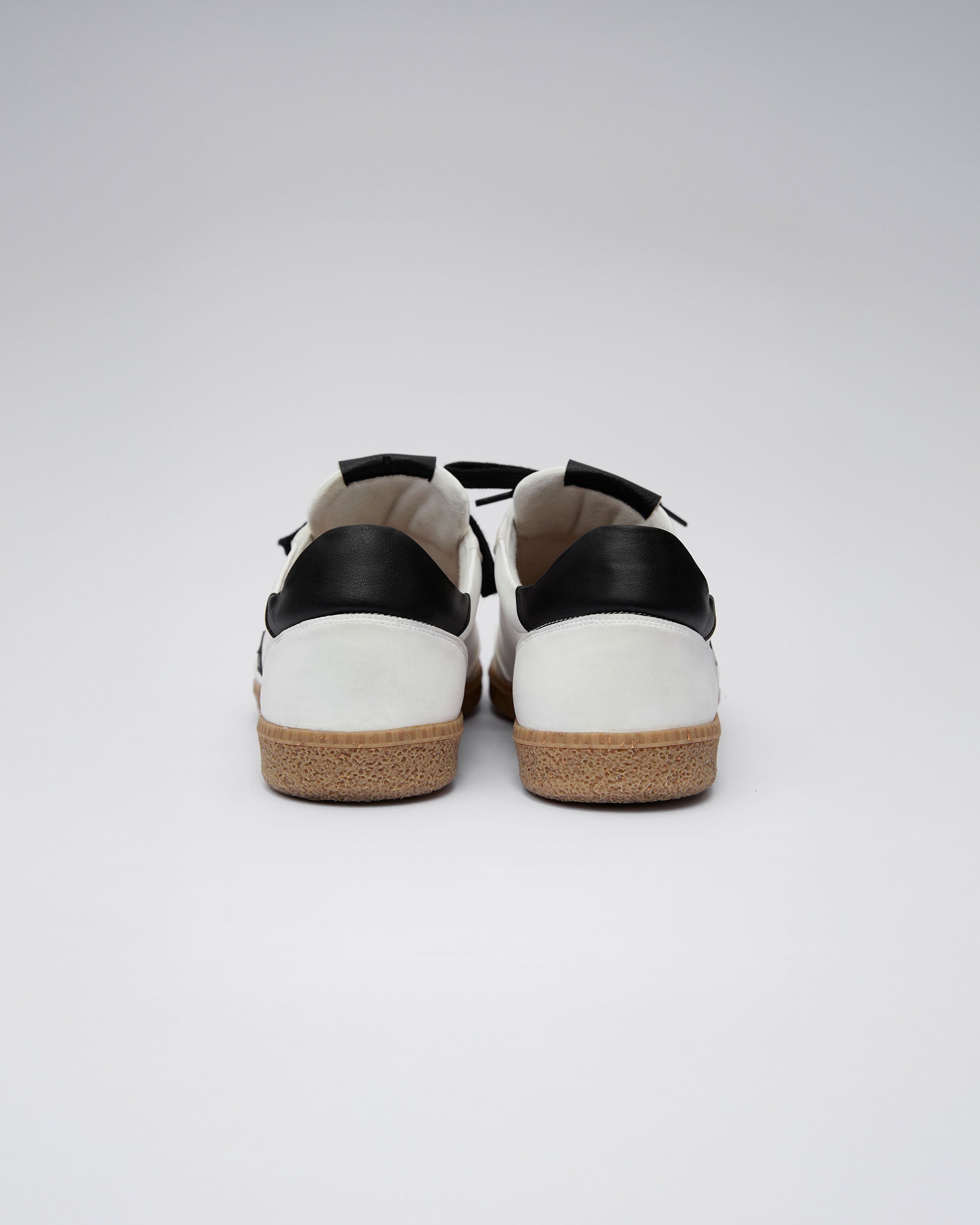 BOHEMA Brava Sneakers in white and black - texture close-up of men's sneakers