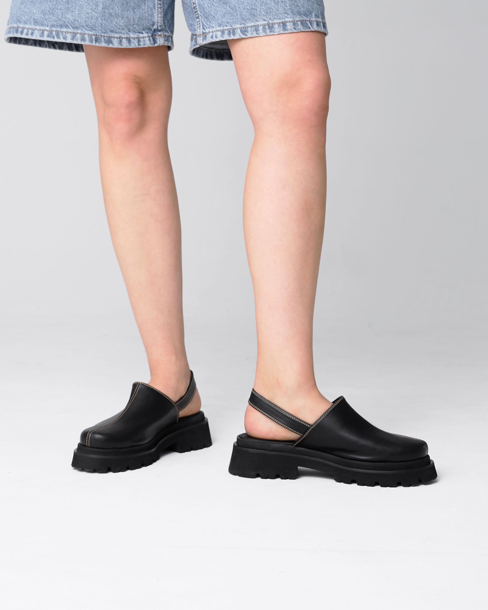 BOHEMA Urban Clogs in black - texture close-up of women's clogs