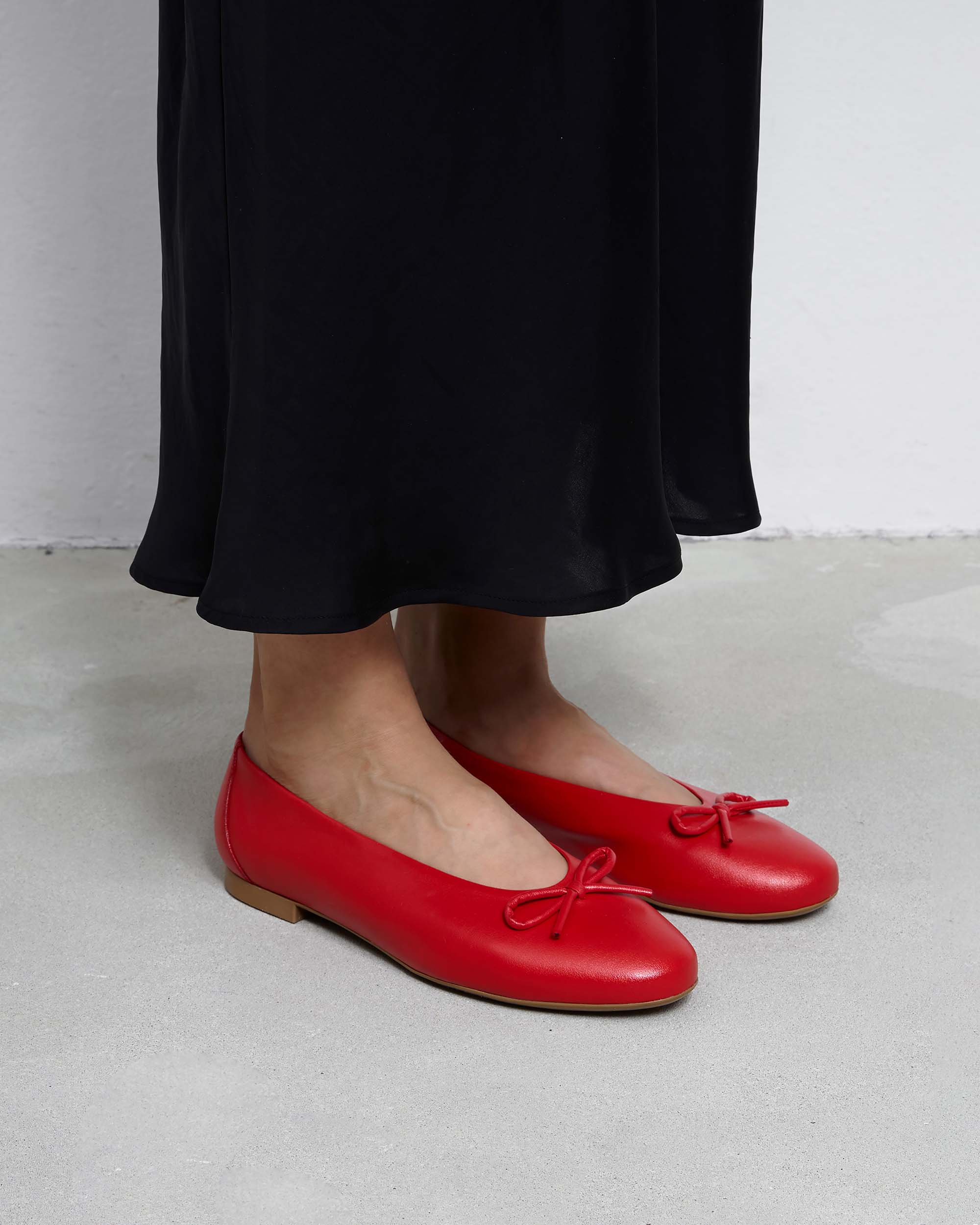 BOHEMA Mossy Pumps in red - side view of women's ballet flats with bow