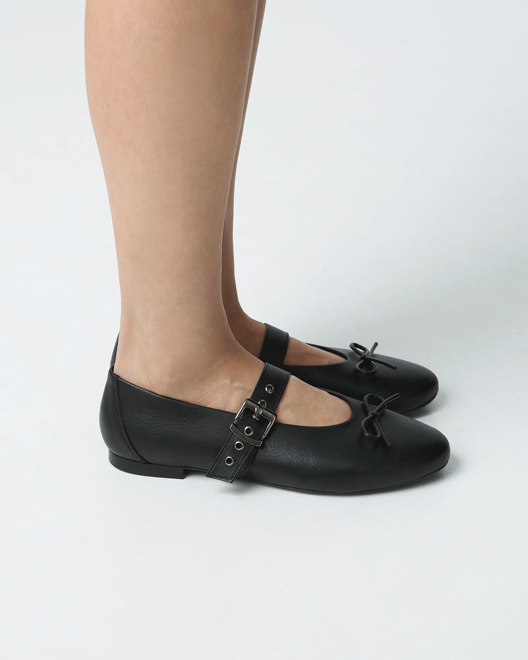 BOHEMA Mara Pumps in black - texture close-up of women's ballet flats with strap