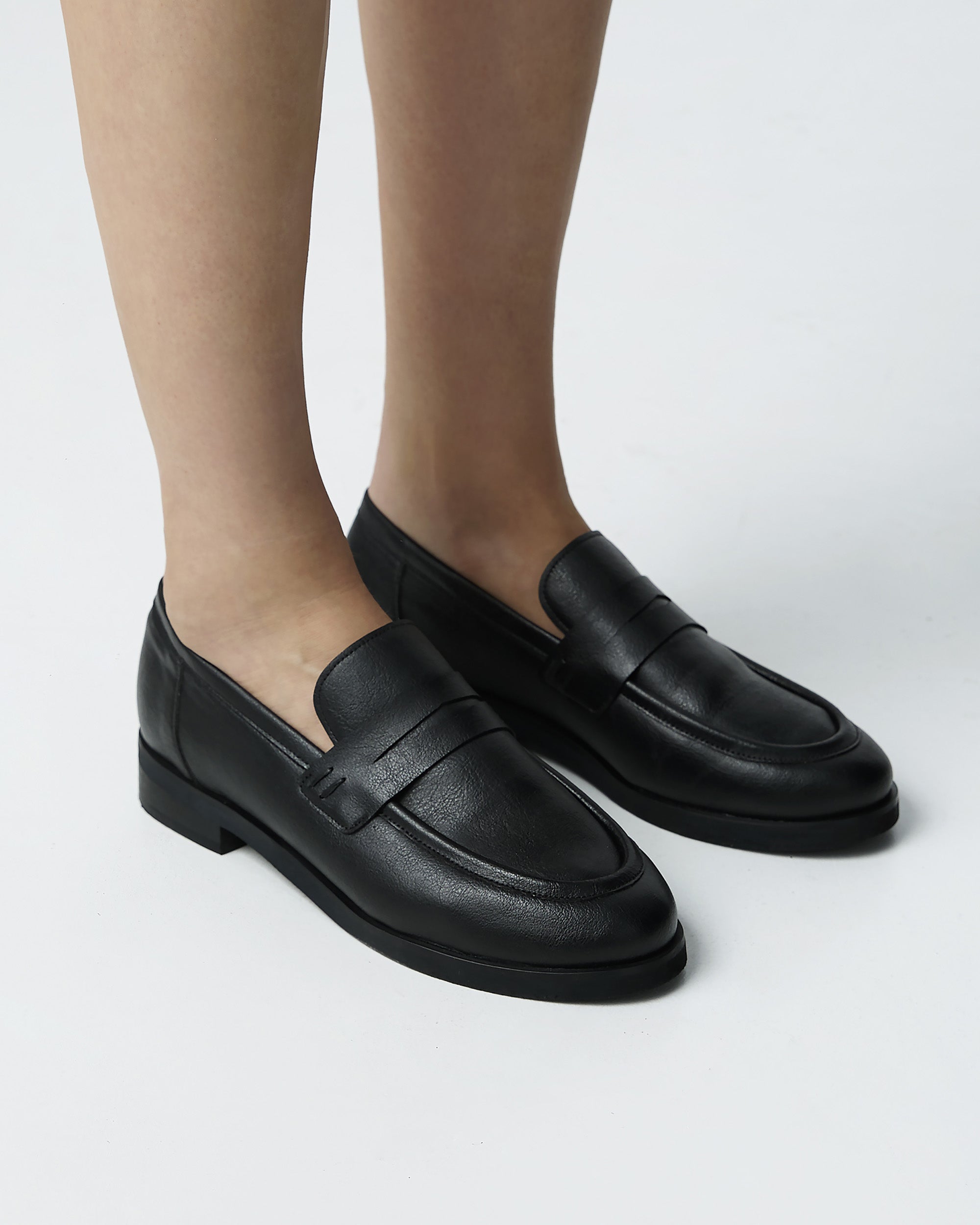 BOHEMA Dakota Loafers in black - texture close-up of women's loafers