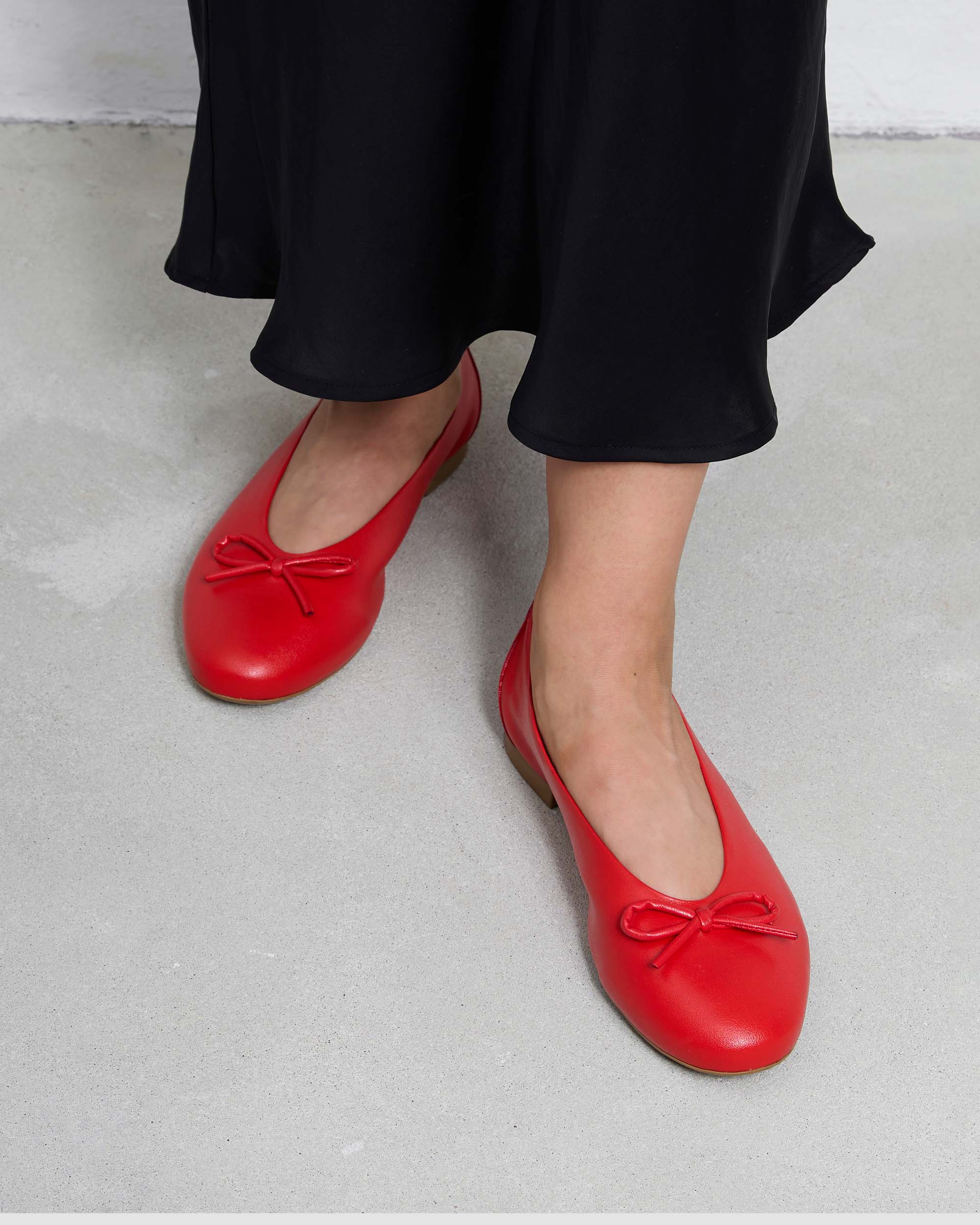 BOHEMA Mossy Pumps in red - texture close-up of women's ballet flats with bow