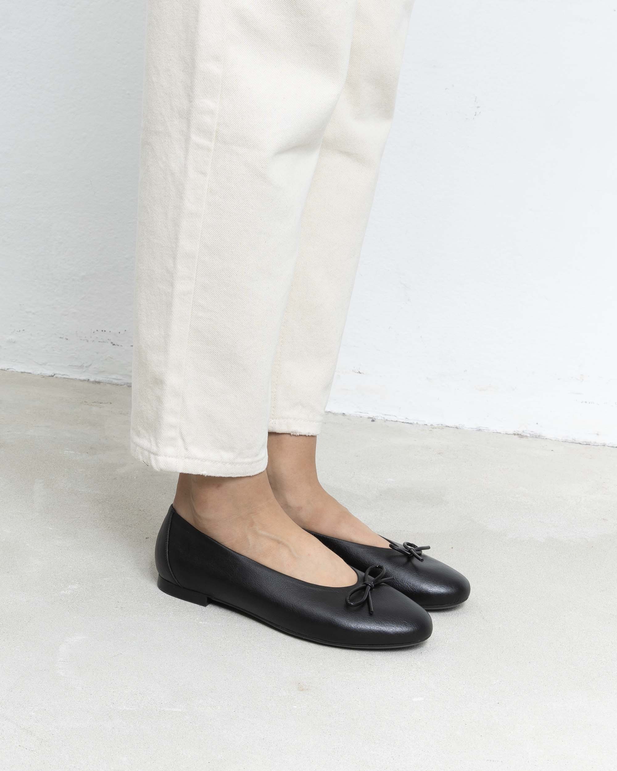 BOHEMA Mossy Pumps in black - side view of women's ballet flats with bow