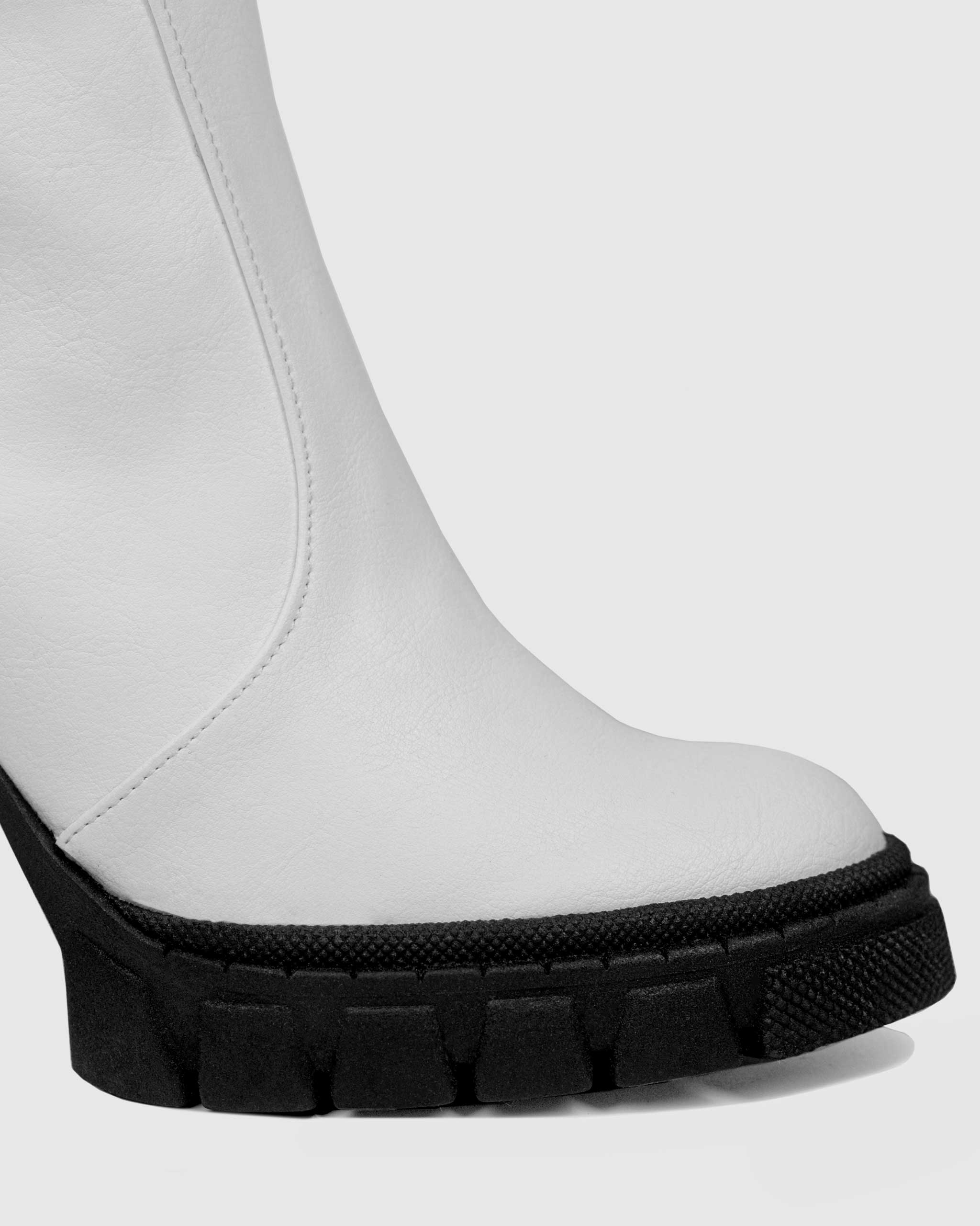 BOHEMA Ritual Boots in white - styled look of women's ankle boots