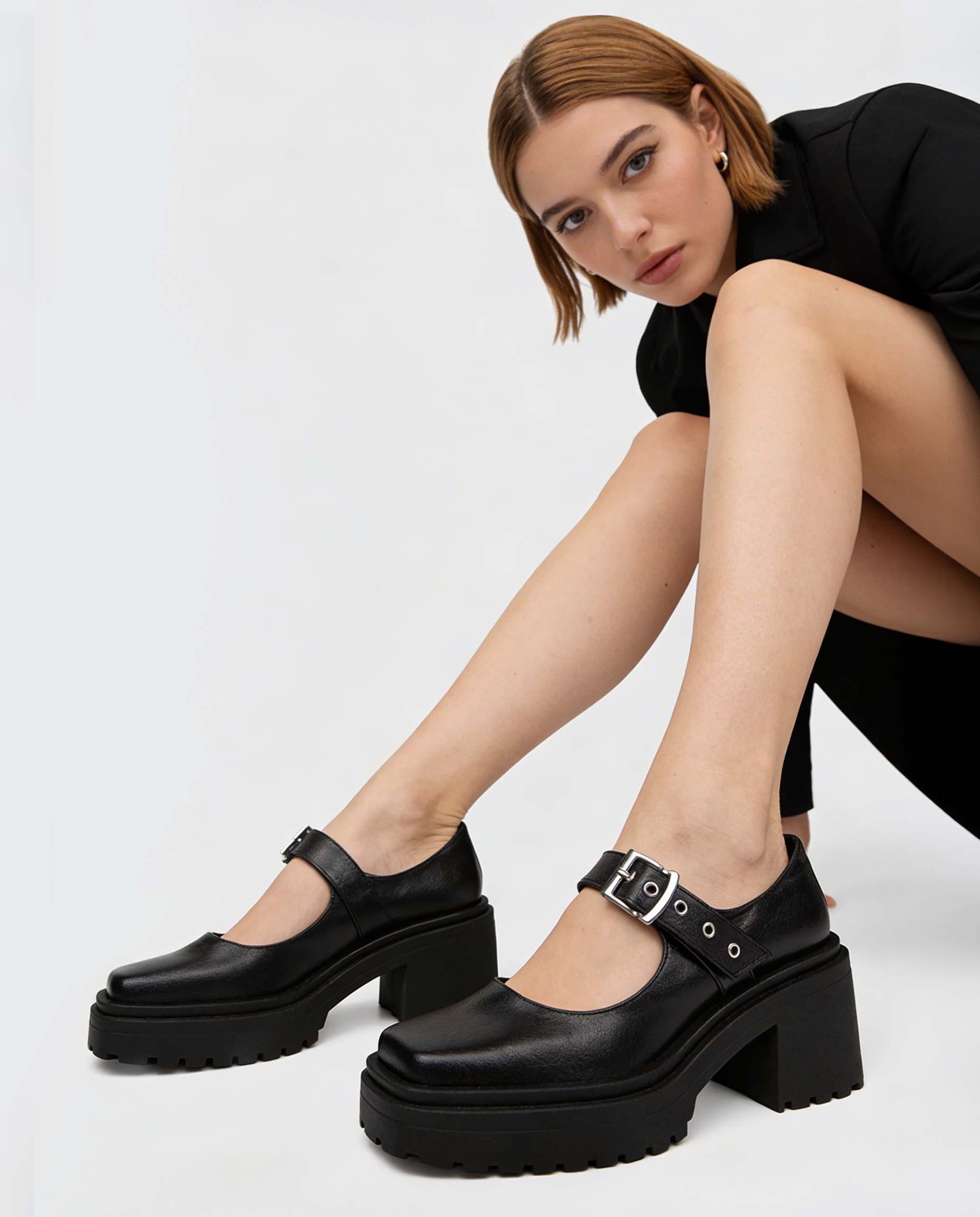 Squared Mary Jane Pumps Schwarz aus Traubenleder