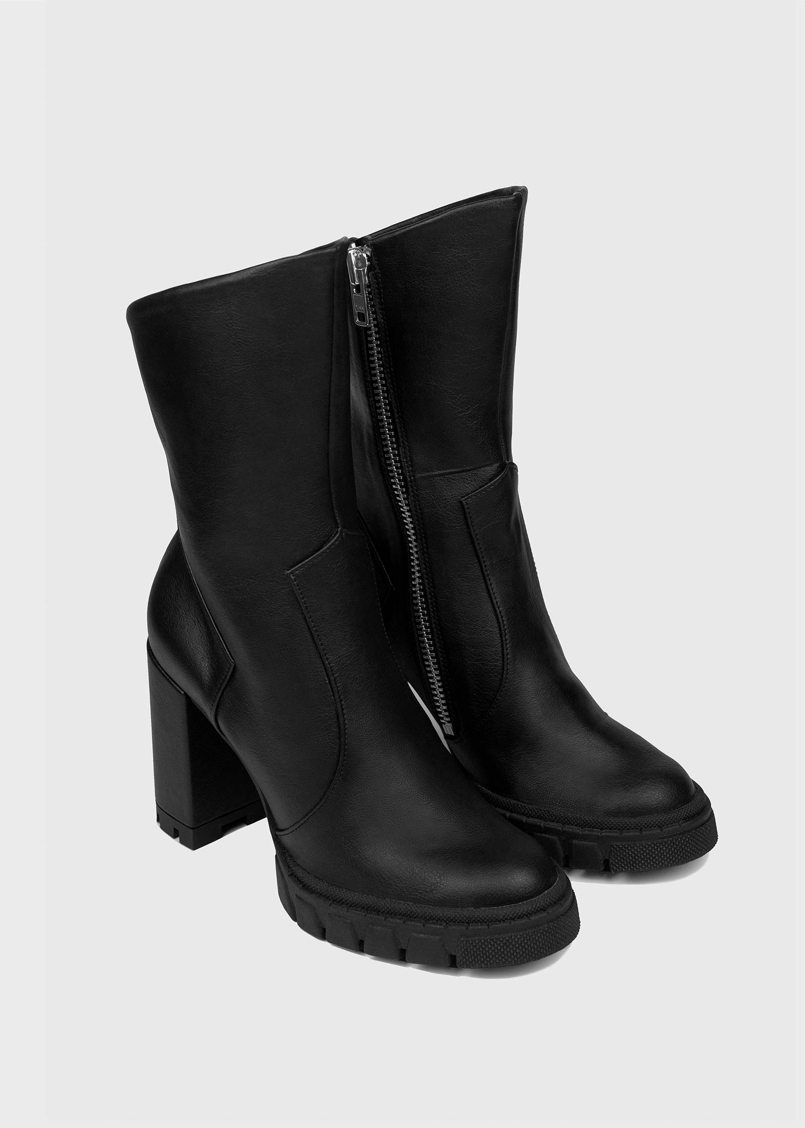 BOHEMA Ritual Boots in black - styled look of women's ankle boots