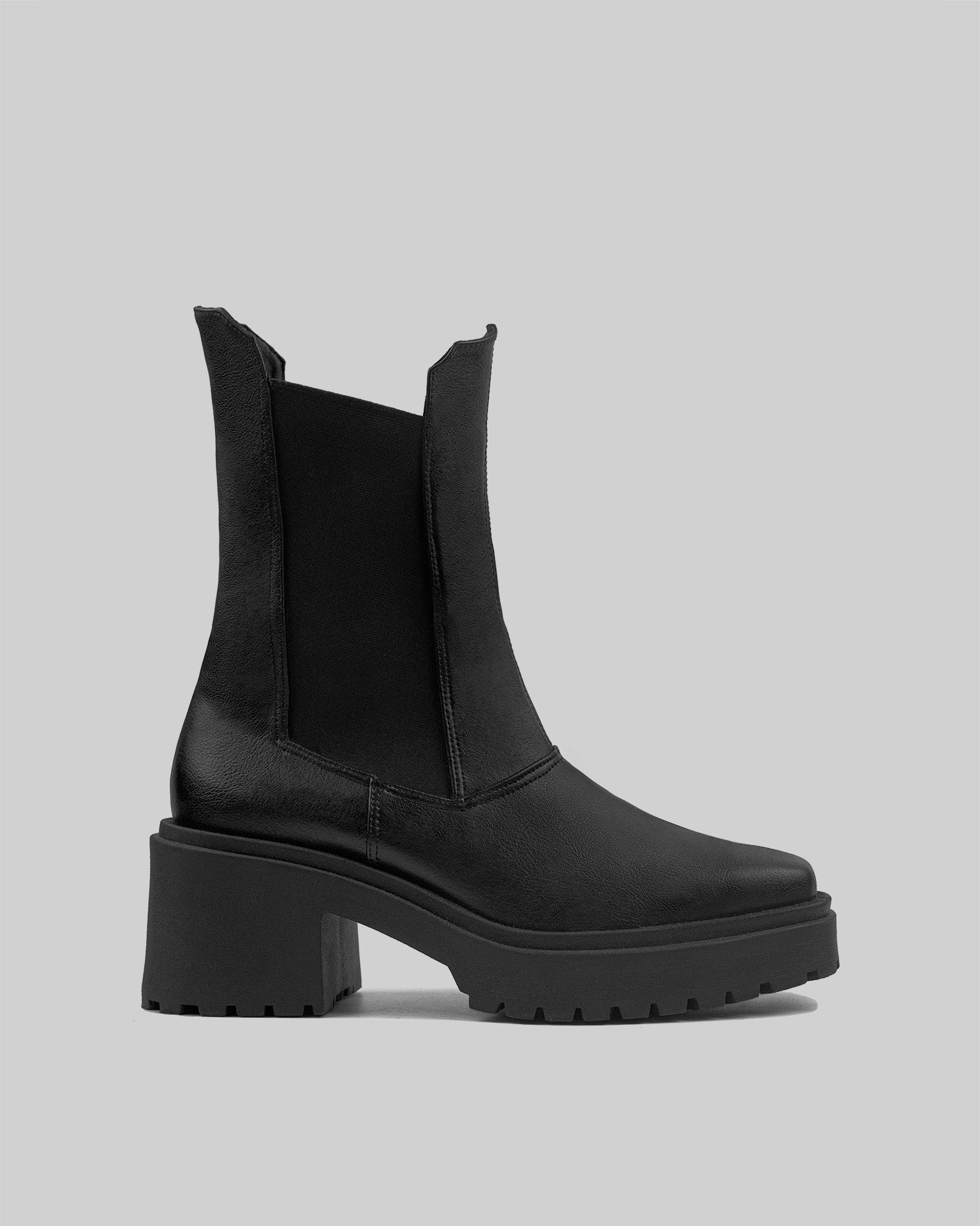 Squared chelsea boots - front view