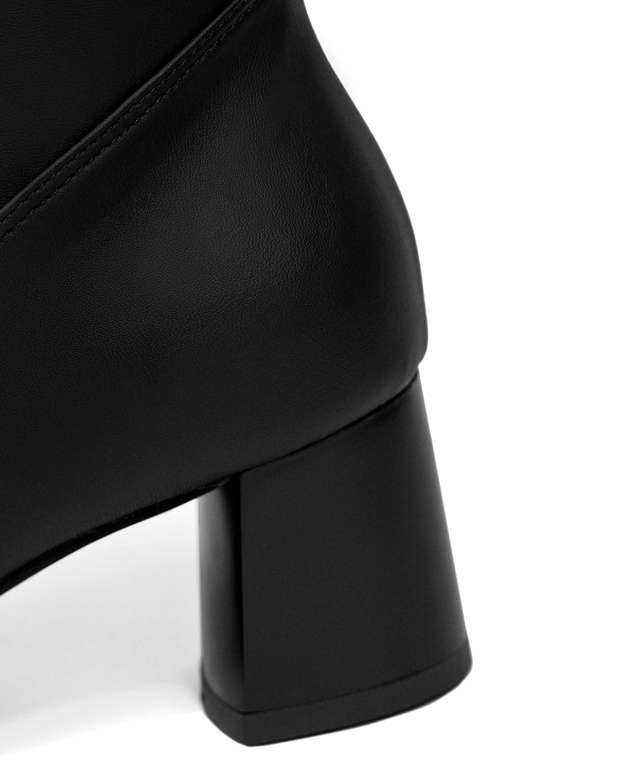 BOHEMA High Boots in black - sole detail of women's knee-high boots