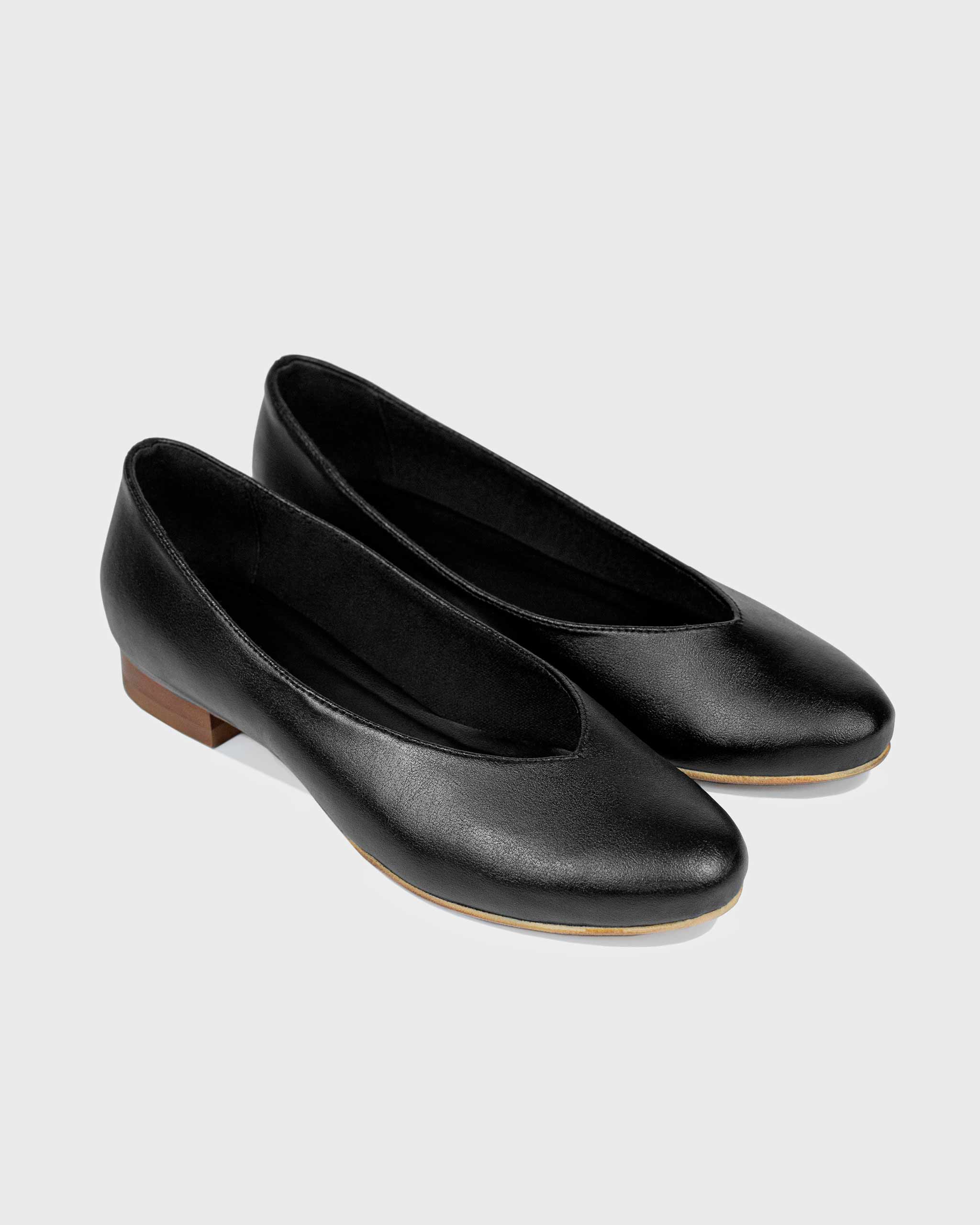 BOHEMA Pumps in black - side view of women's ballet flats