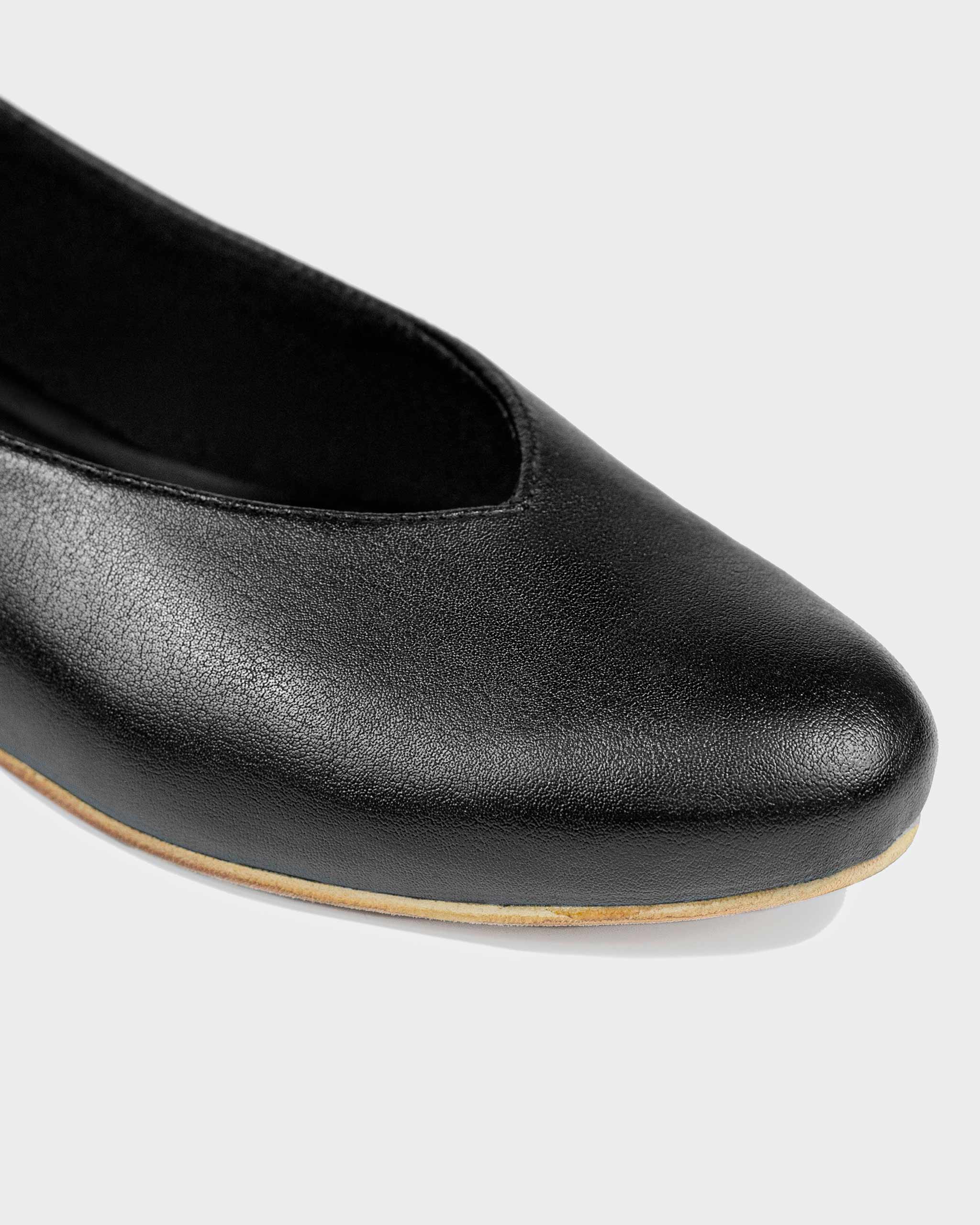 BOHEMA Pumps in black - worn on foot of women's ballet flats